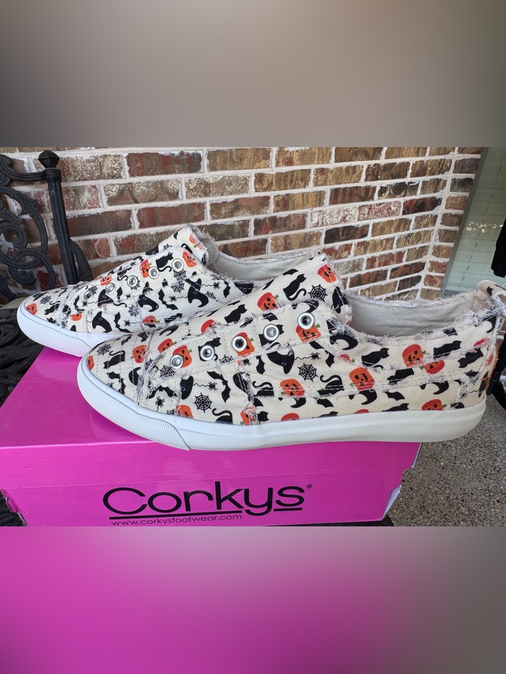 Corkys Babalu White Pumpkin Canvas Slip-On Women’s Size 10 Sneakers NIB